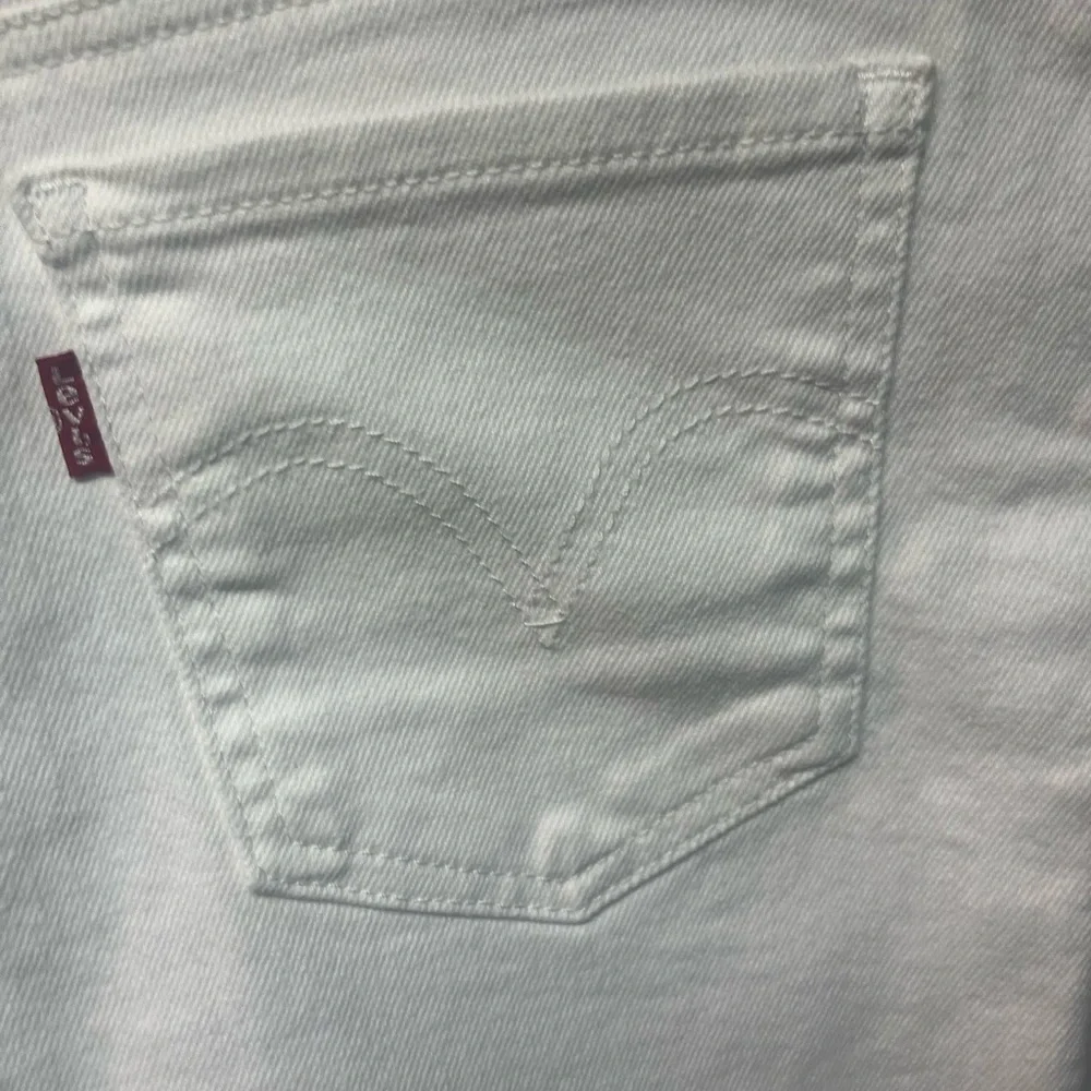 Levi's White Mid-Length Women's Denim Shorts - Classic Roll Hem - Picture 5 of 5